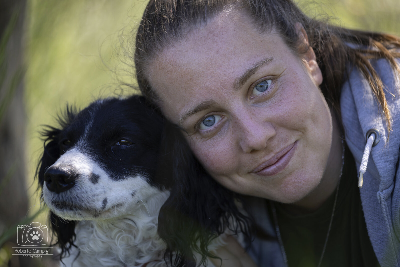 Ritratto ravvicinato di una persona insieme al proprio cane